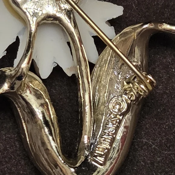 Sarah Coventry White Daisy Brooch with Yellow Center and Silver Leaves - Picture 4 of 5